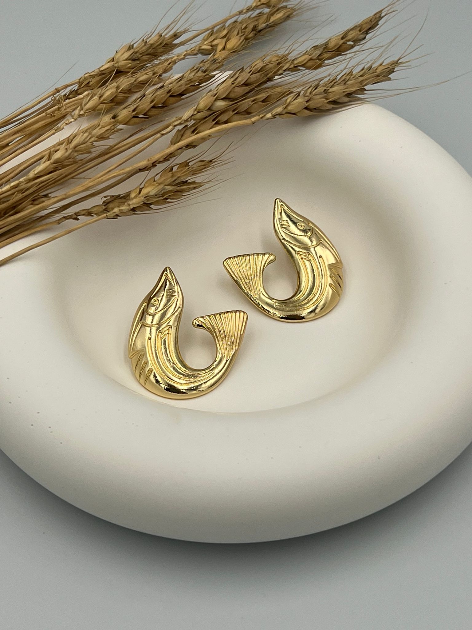 Kıvrım Detaylı Balık Küpe (Pirinç Kaplama)