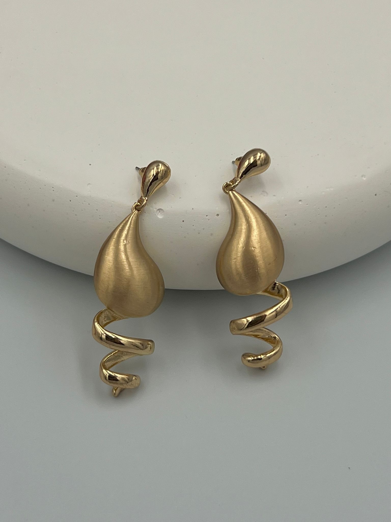 Plaka detay sallantılı küpe