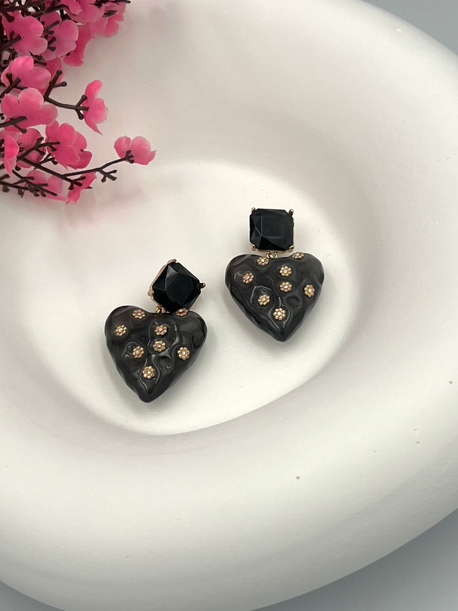 Siyah kalp detay zirkon üzeri taş küpe