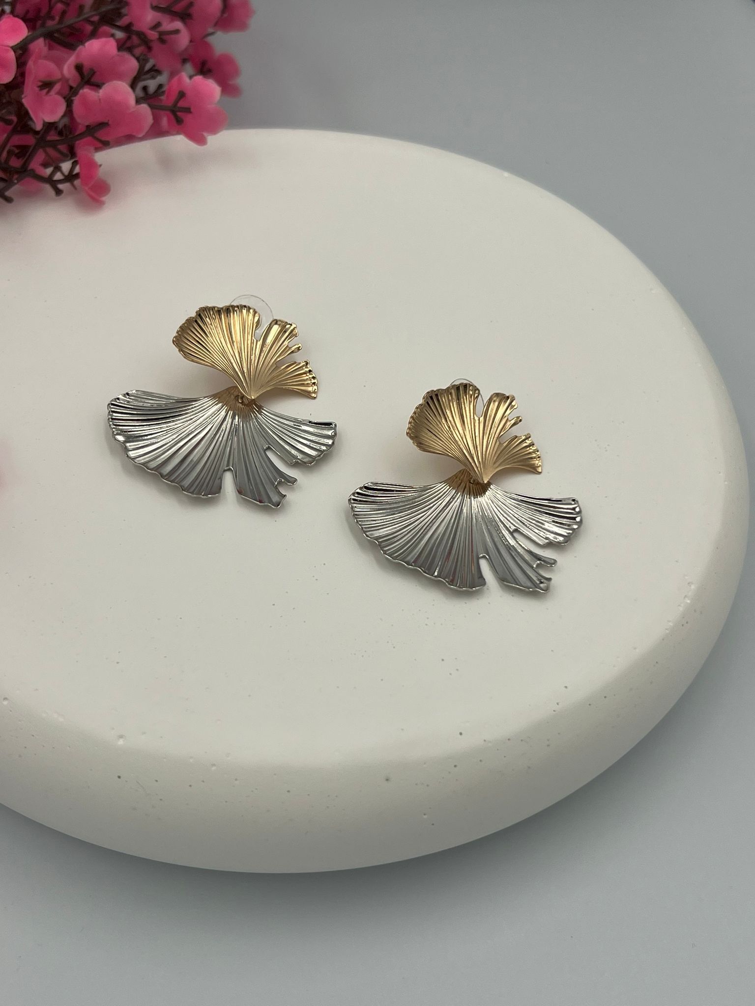 Çiçek görünümlü  gold&silver plaka küpe