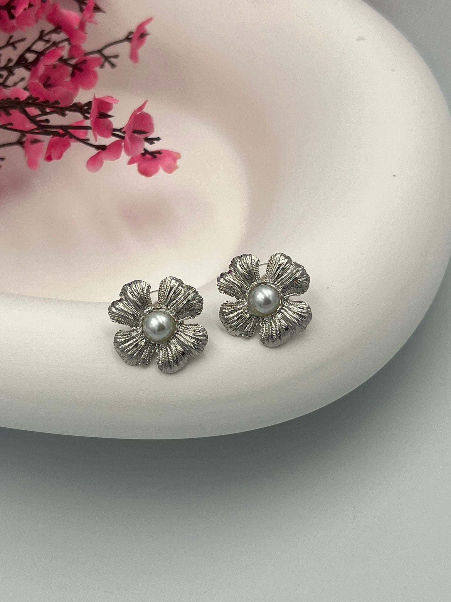 Çiçek detay inci model çelik silver küpe