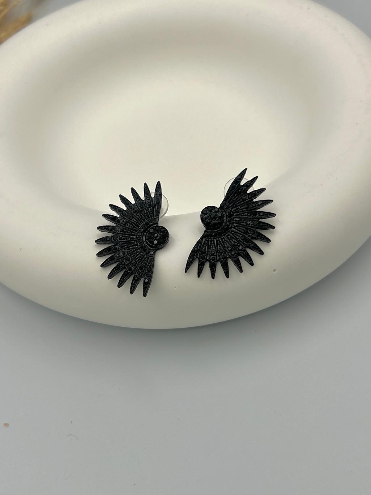 Çiçek Detay Parlak Taşlı Küpe